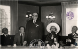 Georges Deyrens (Président de l'A.R.T. de 1934 à 1951) entouré de Pierre Fresnay et d'Yvonne Printemps - 1949 - voir histoire de l'A.R.T.