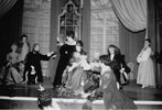 Le Sablier de Nina Companeez, rptition, de gauche  droite on peut reconnatre Francis Lax assise Marie-Lise Bomme, Martine Chevalier, Patrice Alexsandre, Annick Blancheteau Ronald Gutman, Isabelle Nanty, assis de dos sur le plateau Francis Huster, Thtre Antoine - 1984