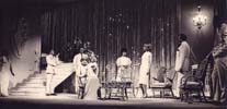 Se Trouver de Luigi Pirandello, dcors de Pace, Monique Chaumette, Henri Garcin, Jean Rochefort, Marie Marquet, Marie-Claude Breton, Delphine Seyrig, Claude Piplu et Jean-Pierre Marielle, Thtre Antoine - 1966