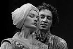 Ludmila Mikal (Rosaure) avec Jean-Luc Boutt (le prince Sigismond)
La Vie est un songe de Calderon de la Barca, mise en scne Jorge Lavelli,
Salle Richelieu, Comdie-Franaise, Paris, 1982